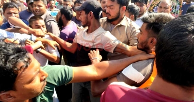 রাউজানে সড়কে চাঁদা আদায়ে দুগ্রুপে মারামারি