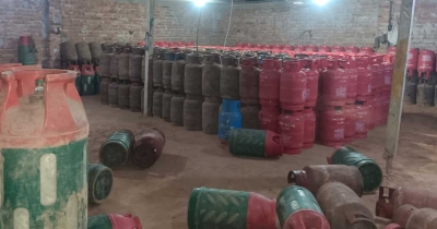 চন্দনাইশে অবৈধ গ্যাসের গুদামে প্রশাসনের হানা