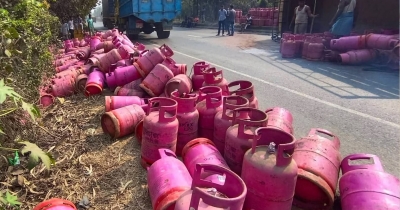 মিরসরাইয়ে সিলিন্ডারবাহী গাড়ি উল্টে চট্টগ্রামমুখী লেনে দীর্ঘ যানজট