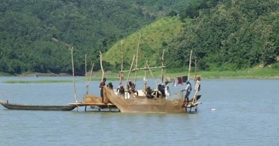 তিন মাস ১৫ দিনের নিষেধাজ্ঞা শেষে কাপ্তাই হ্রদে শুরু মৎস্য আহরণ