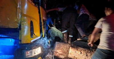 সীতাকুণ্ডে লরিচাপায় প্রাণ গেল নারী-শিশুসহ পাঁচজনের সীতাকুণ্ডে লরিচাপায় প্রাণ গেল নারী-শিশুসহ পাঁচজনের