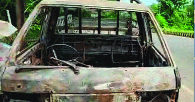 রাউজানে গভীর রাতে সড়কের পাশে রাখা পিকআপে আগুন রাউজানে গভীর রাতে সড়কের পাশে রাখা পিকআপে আগুন
