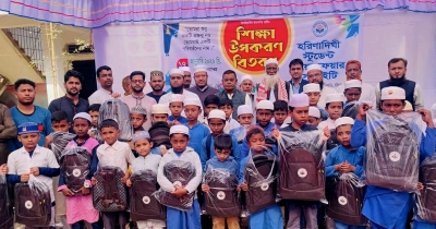 শিক্ষার্থীদের মাঝে ‘হরিণাদিঘী স্টুডেন্ট ওয়েলফেয়ার সোসাইটি’র শিক্ষাসামগ্রী বিতরণ