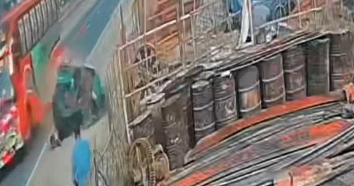 ভিডিও : সীতাকুণ্ডে অটোরিকশাকে বেপরোয়া বাসের ধাক্কা