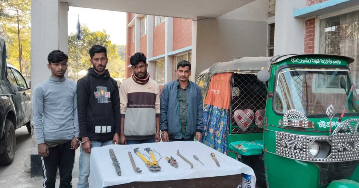 আনোয়ারায় ডাকাতির প্রস্তুতিকালে গ্রেপ্তার ৪