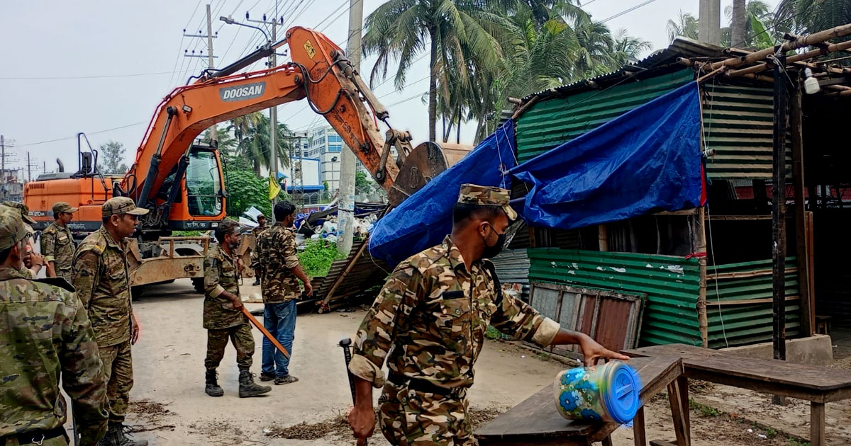 কালুরঘাটে দেড় শতাধিক অবৈধ স্থাপনা উচ্ছেদ করল চসিক