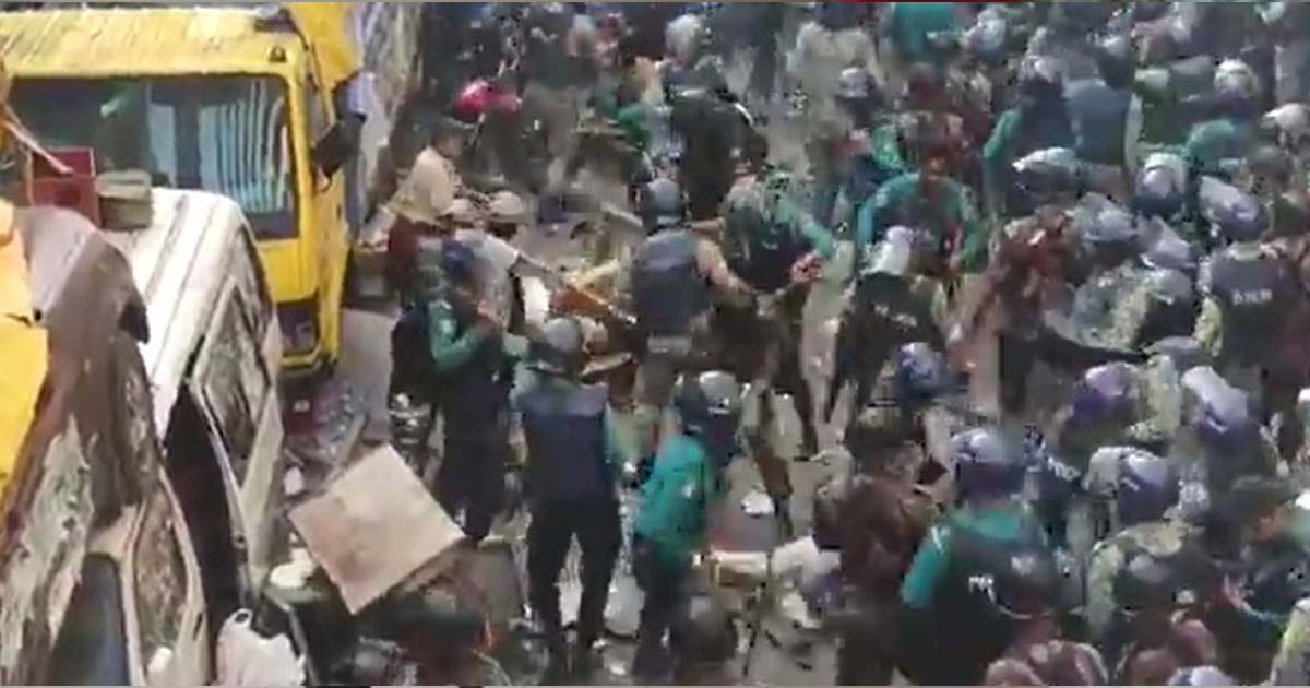 সনাতনীদের ছত্রভঙ্গ করতে আইনশৃঙ্খলাবাহিনীর লাঠিচার্জ