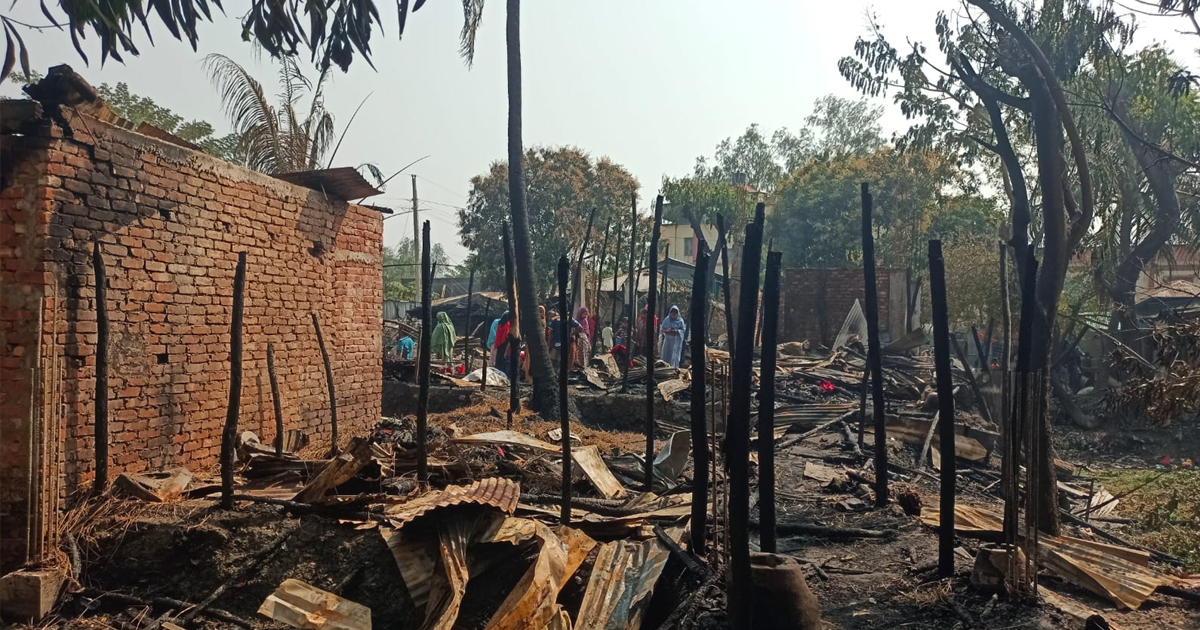 পেকুয়ায় অগ্নিকাণ্ডে ১০ বসতঘর পুড়ে ছাই: ২৫ লক্ষ টাকার ক্ষয়ক্ষতি
