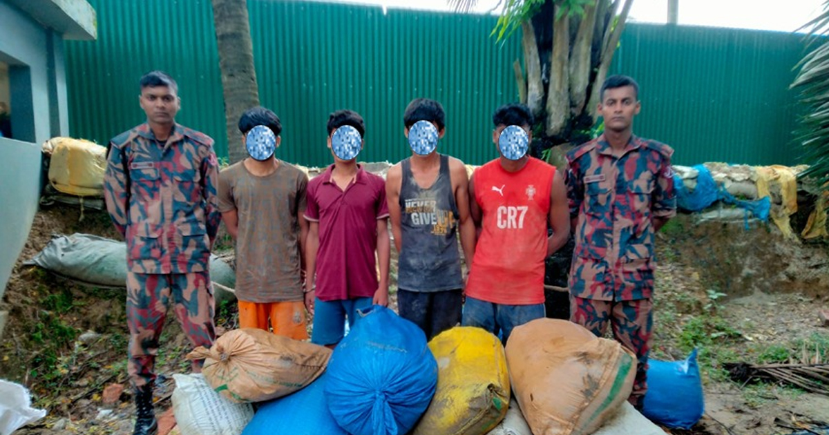 অন্ধকারে বস্তা কাঁধে সীমান্তের পথে, বিজিবি দেখতেই দিলেন দৌড়— উখিয়ায় ধরা পড়ল সার পাচারের চক্র