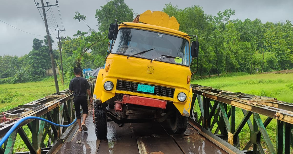 রাঙ্গুনিয়ায় সেতুর পাটাতন ভেঙে রাঙামাটির সঙ্গে যান চলাচল বন্ধ
