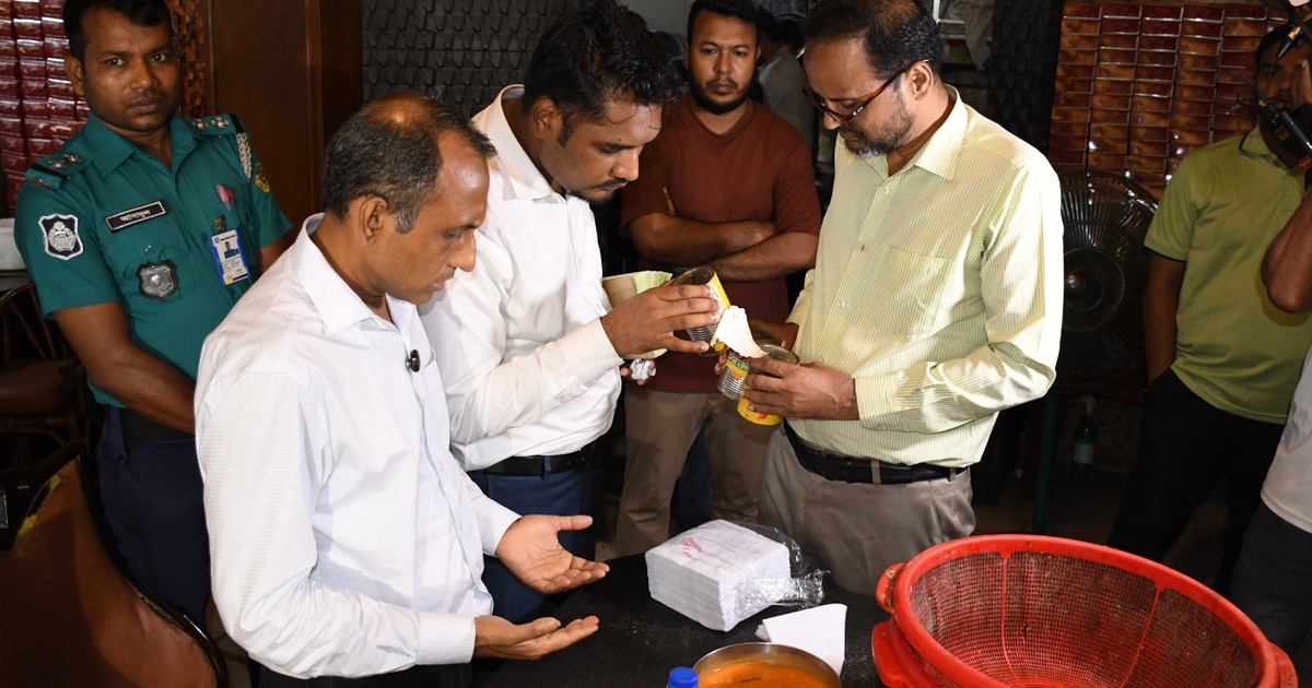 পোড়া তেল, তেলাপোকা, বাসি বেগুনি— সিপি ৫ স্টার-হান্ডি-জামানকে গুনতে হলো জরিমানা