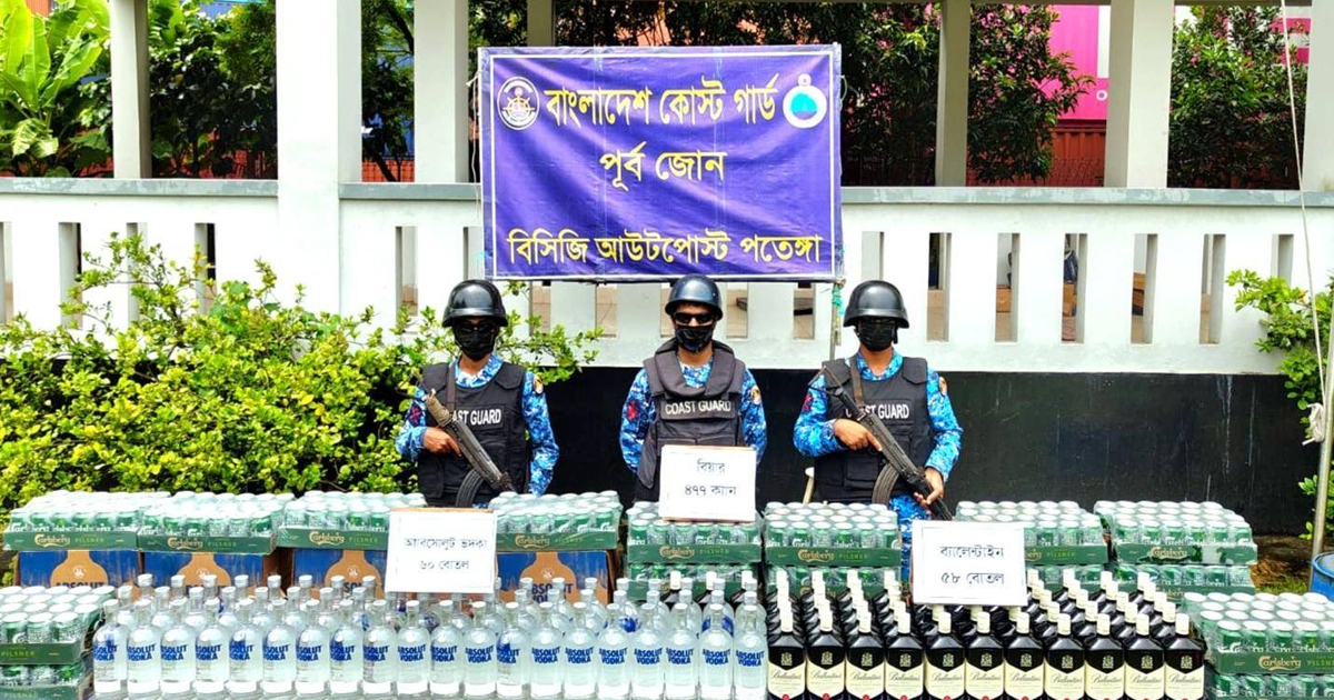পতেঙ্গায় পৃথক অভিযানে বিদেশি মদ, ভারতীয় শাড়ি ও গাঁজা জব্দ