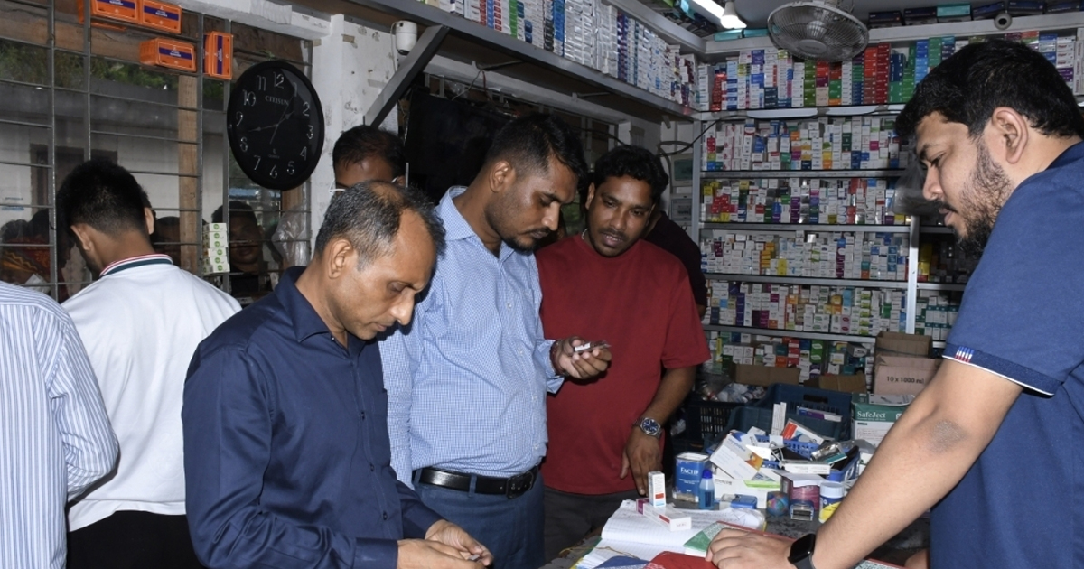 মেডিকেলের ক্যাফেতে অস্বাস্থ্যকর খাবার, দোকানে মেয়াদোত্তীর্ণ ওষুধ