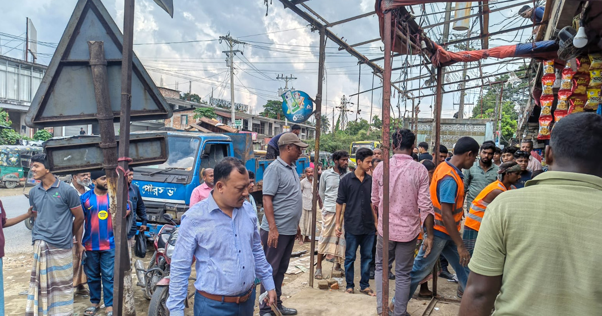 চন্দনাইশে মহাসড়কের অবৈধ স্থাপনা উচ্ছেদ
