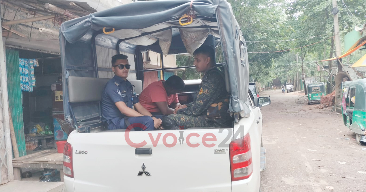 ভোটকেন্দ্রের সামনে রড-ছুরি নিয়ে ঘুরছিল যুবক