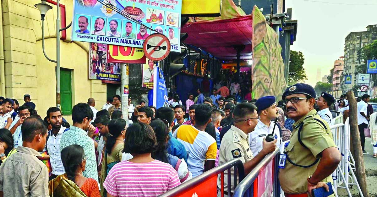 মন্দিরপথে ট্রাকচাপায় ১২, পূজামণ্ডপে পদদলনে নিহত ১৭