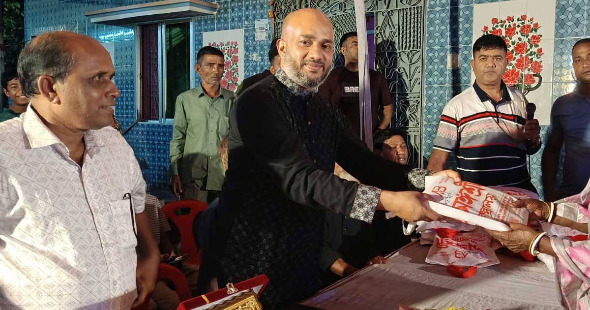 আনোয়ারায় পূজার্থীদের মাঝে হাসান উদ্দিনের বস্ত্র বিতরণ