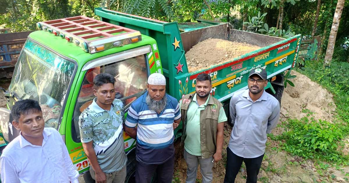 উখিয়ায় পাহাড়ি মাটি পরিবহনের অভিযোগে আটক ১, জব্দ ডাম্পার