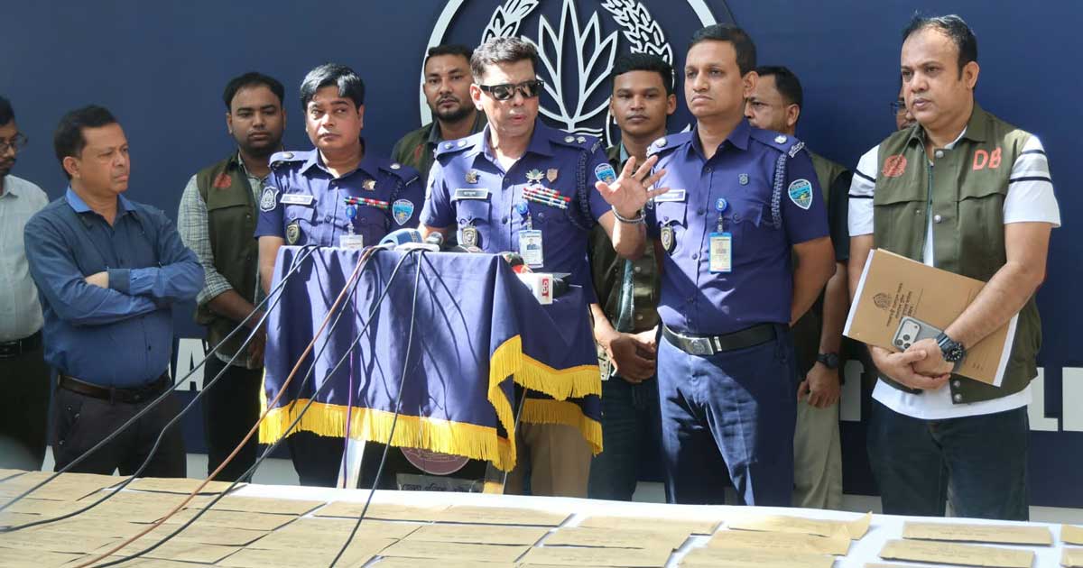 চট্টগ্রামে হারানো ১০৭ মোবাইল ফিরিয়ে দিল জেলা পুলিশ