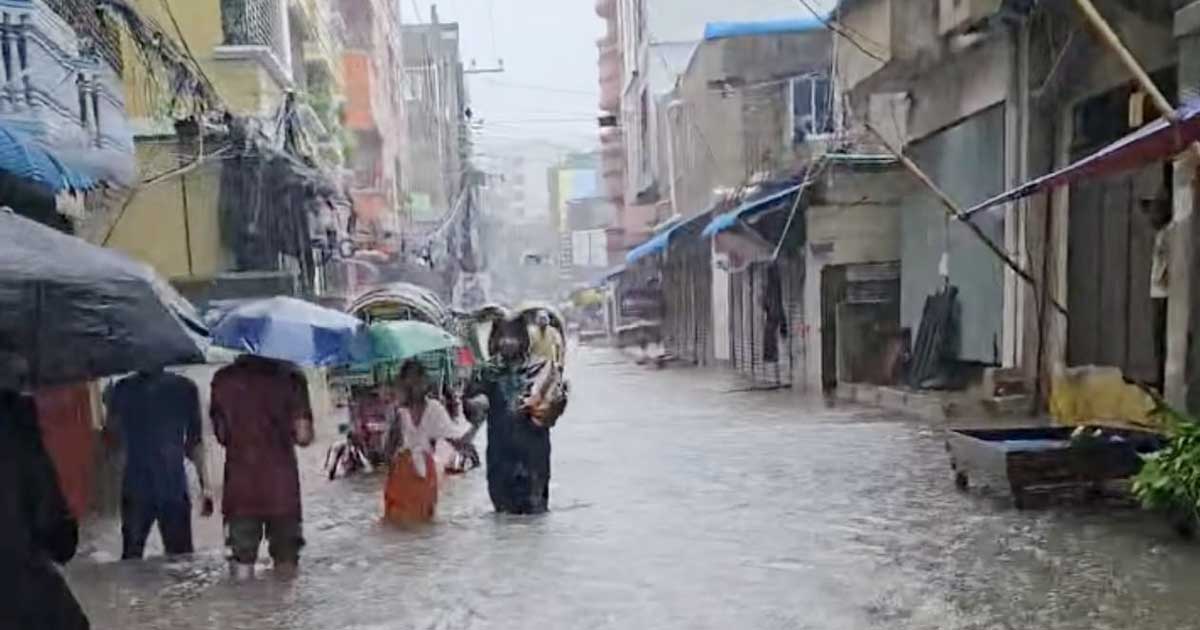 টানা বৃষ্টি-জোয়ারে পানির নিচে চট্টগ্রাম