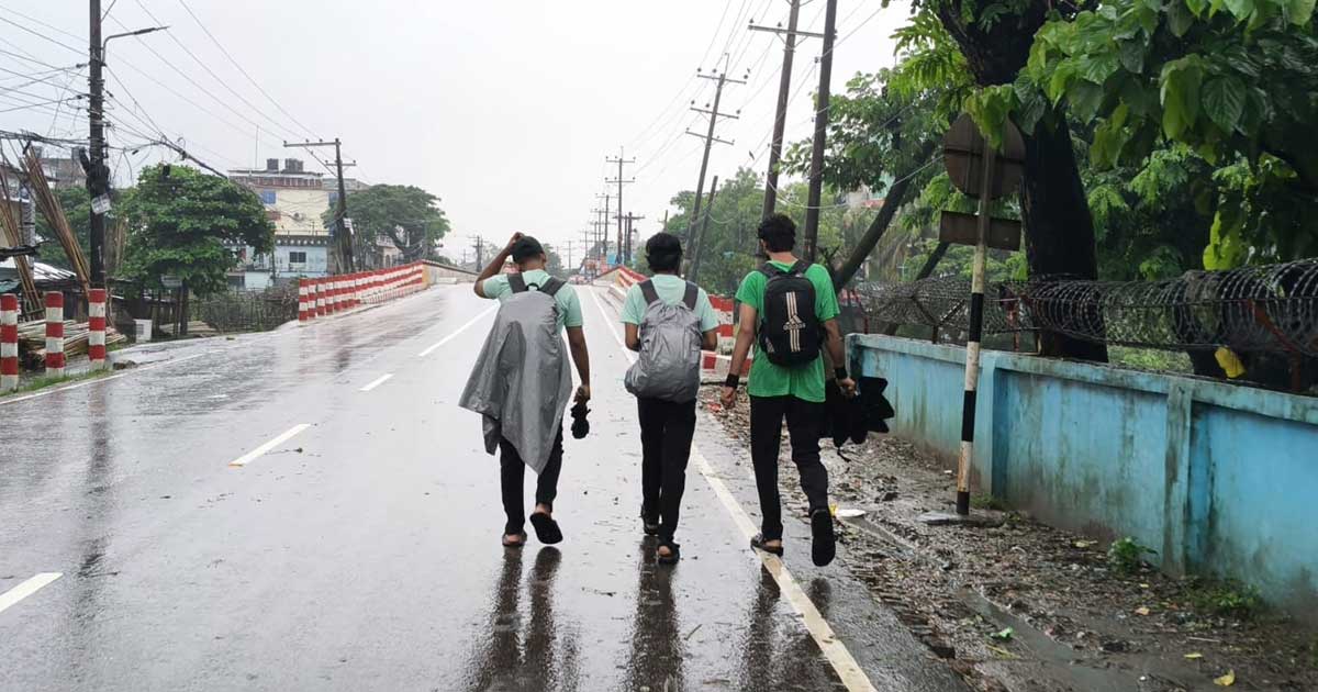টেকনাফ থেকে তেঁতুলিয়া পদযাত্রায় তরুণ শিক্ষক 