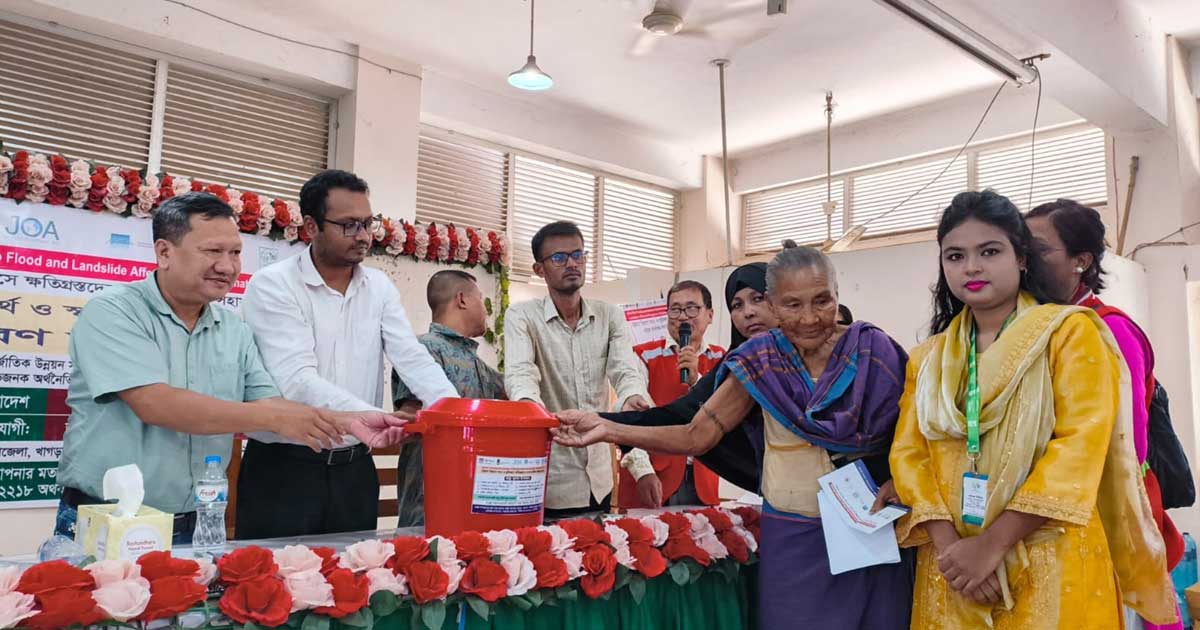 দীঘিনালায় ক্ষতিগ্রস্ত ২০০ পরিবার পেল নগদ অর্থ ও সুরক্ষা সামগ্রী