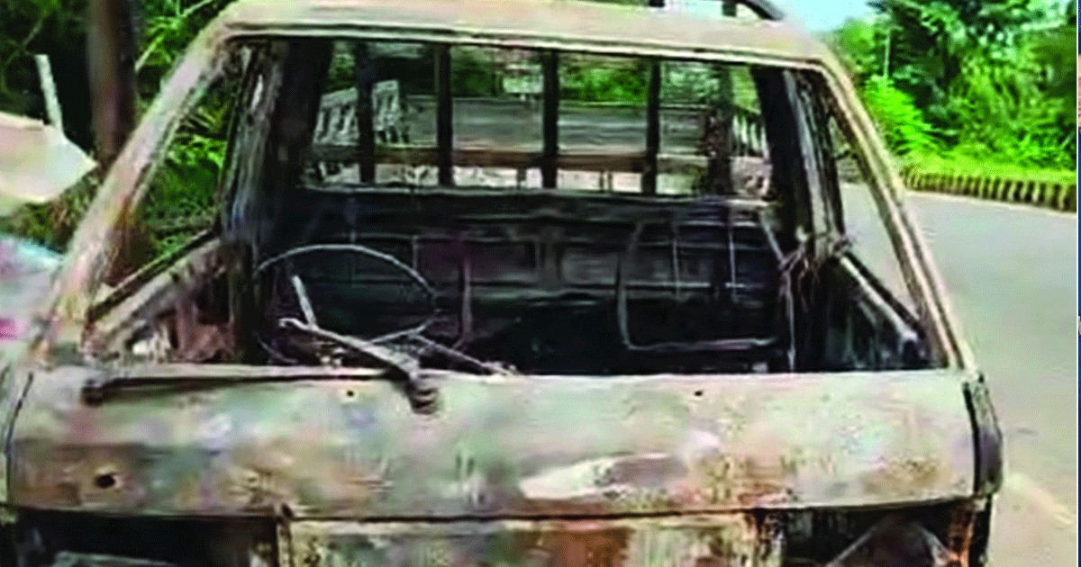 রাউজানে গভীর রাতে সড়কের পাশে রাখা পিকআপে আগুন