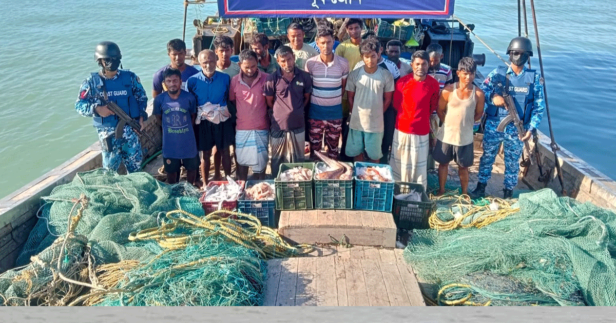 সেন্টমার্টিনে ট্রলিং বোট ও সামুদ্রিক মাছসহ ১৭ জেলে আটক