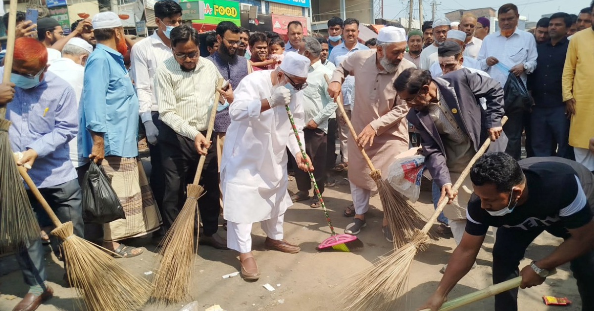 লোহাগাড়ায় ঝাড়ু হাতে মাঠে এমপি শাহজাহান চৌধুরী