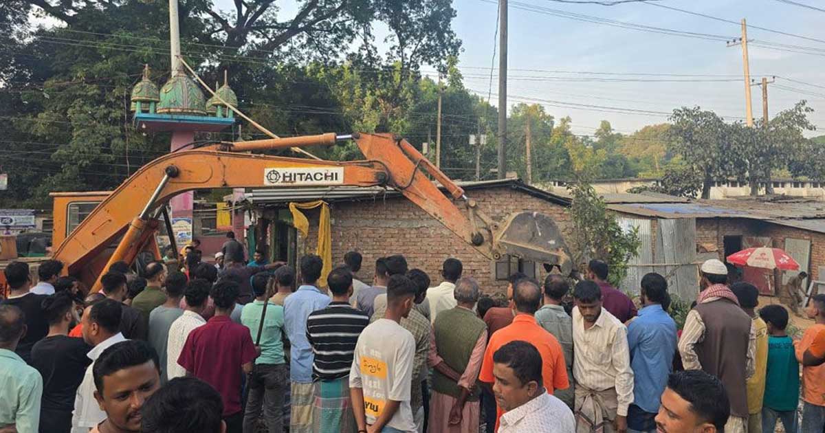 রাঙ্গুনিয়ায় অবৈধ স্থাপনা উচ্ছেদ