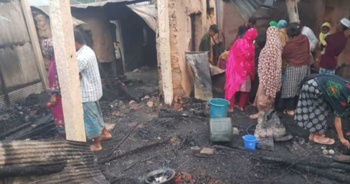 ভোররাতে ৪ বসতঘর পুড়ে ছাই আনোয়ারায়