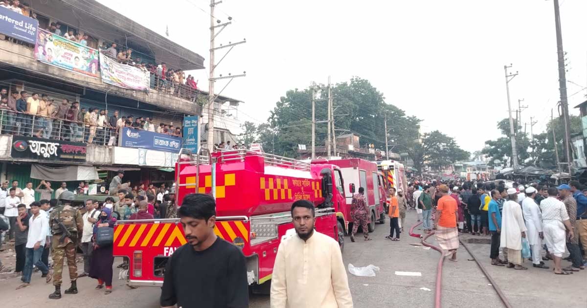 উখিয়া বাজারে আগুনে ১৬ দোকান পুড়ে ছাই, নিহত ১