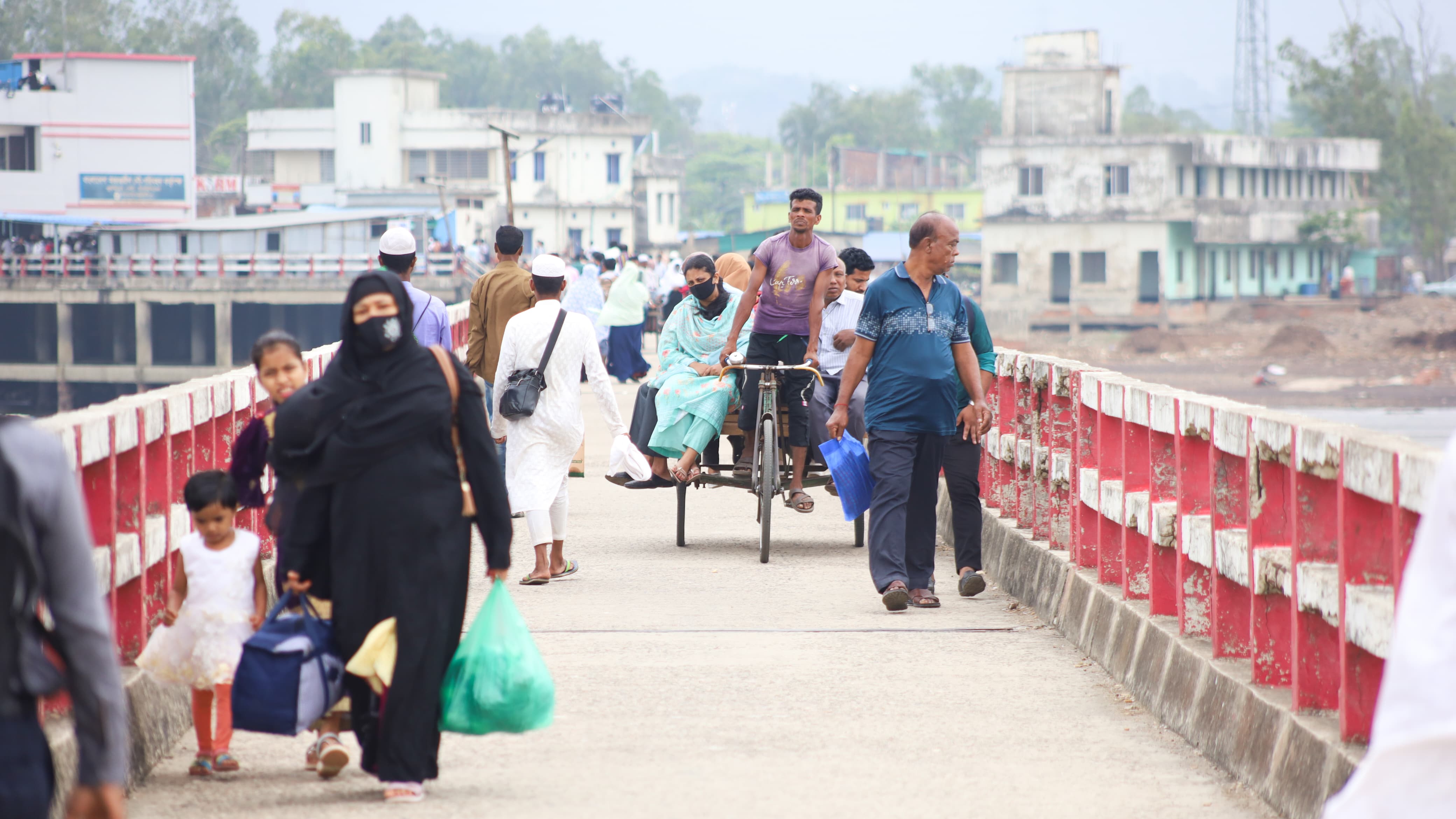 জেটি পার হতে কেউ ব্যবহার করেন রিকশাভ্যান, আবার কেউ হেঁটে আসেন। ৭০০ মিটারে জনপ্রতি ২০ টাকা আর রিজার্ভ ১২০ টাকা করে দিতে হয় যাত্রীদের।