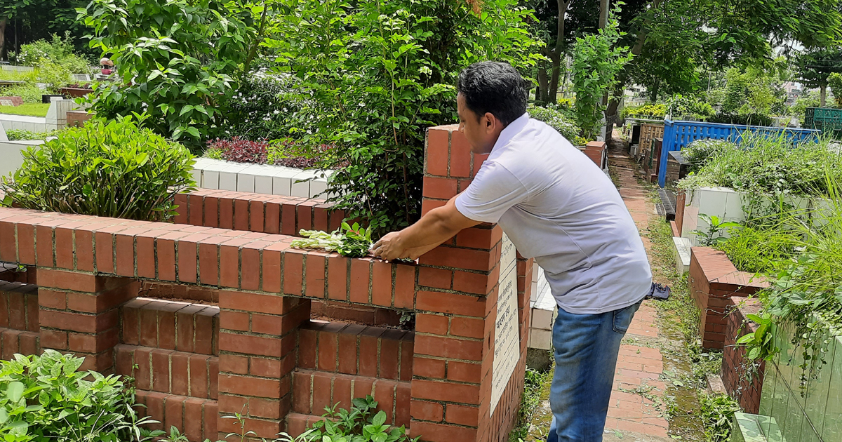কথাসাহিত্যিক লেখক আহমদ ছফার কবরে শ্রদ্ধা জানাচ্ছেন লেখক