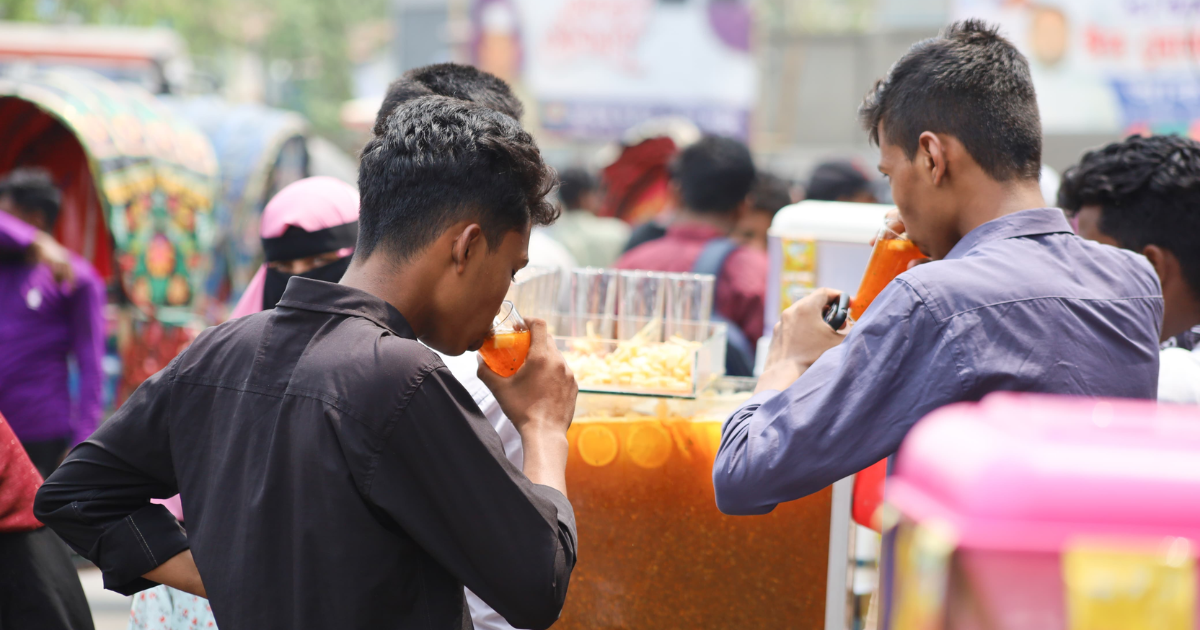 প্রচণ্ড গরমে তৃষ্ণার্ত পথচারীদের প্রাণ জুড়াচ্ছে ফুটপাতের শরবত।