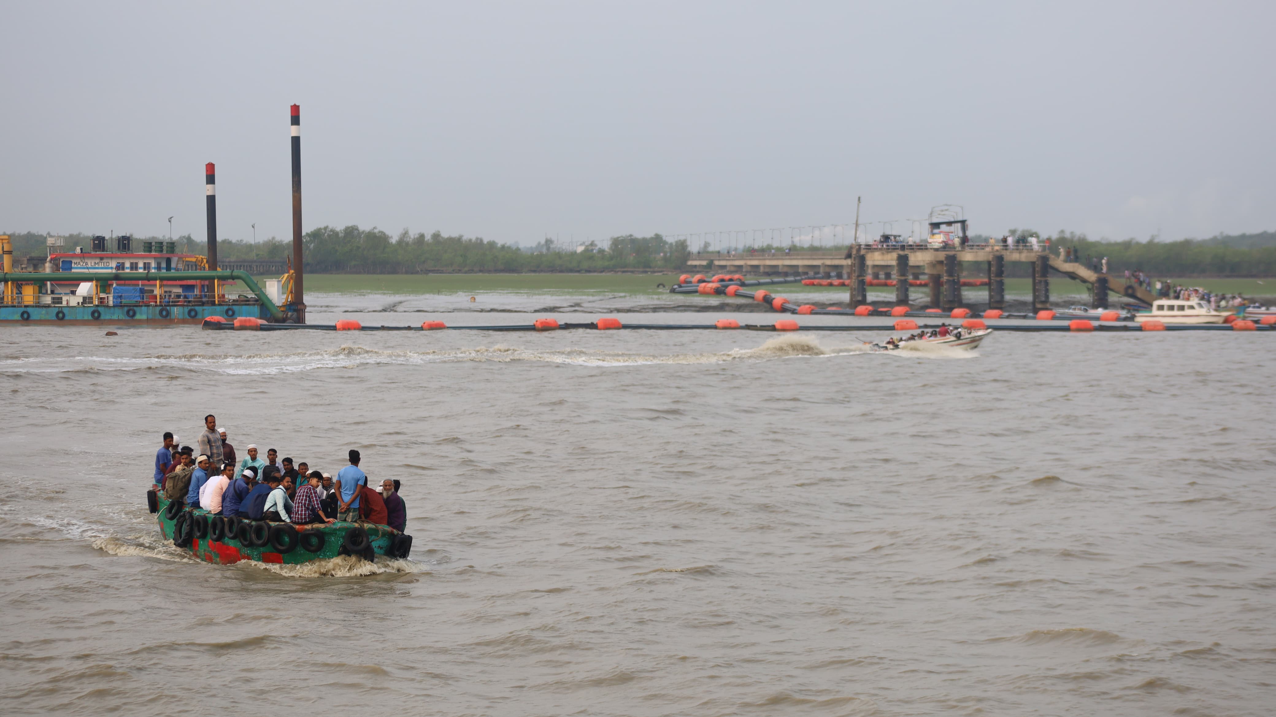 জাহাজে উঠতে যাত্রীদের পোহাতে হয় লালবোট বিড়ম্বনা।