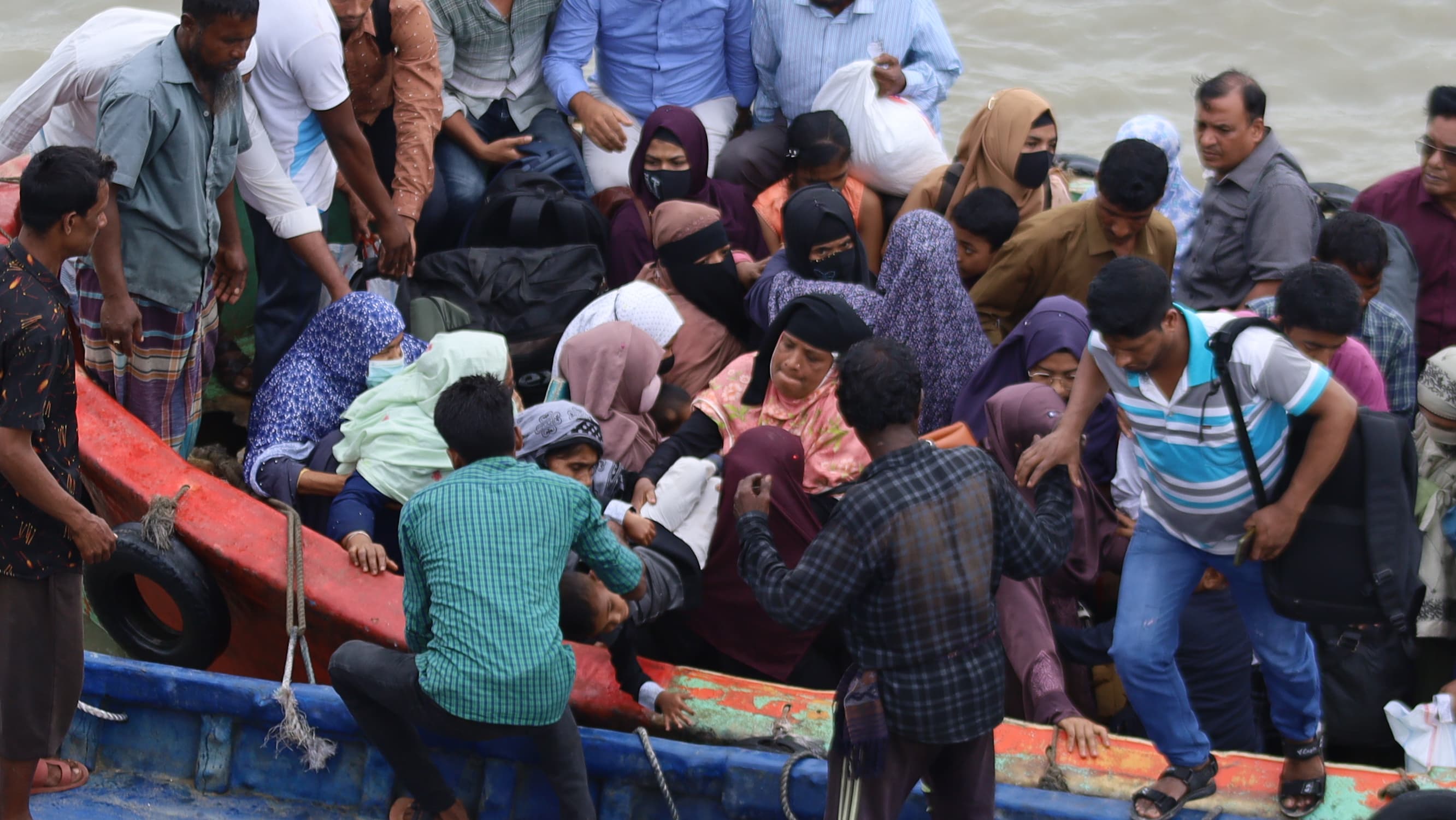 নৌ যাতায়াতের আধুনিকতা যেন ছুঁতে পারেনি দ্বীপবাসীদের।