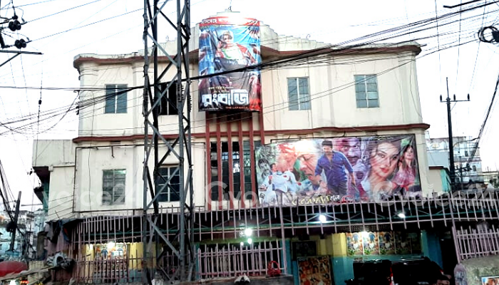 সিনেমা হল শূন্য হচ্ছে চট্টগ্রাম, বাঁচার লড়াইয়ে ‘ঝুমুর’-‘সিনেমা প্যালেস’ 