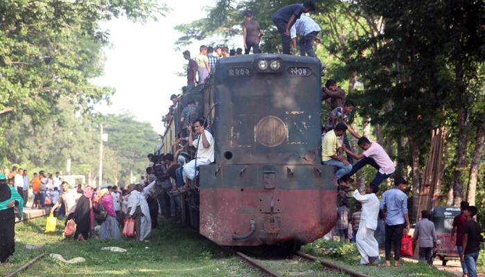 চট্টগ্রাম-দোহাজারী রেলপথে বেড়েছে যাত্রী, বগি বাড়ানোর দাবি